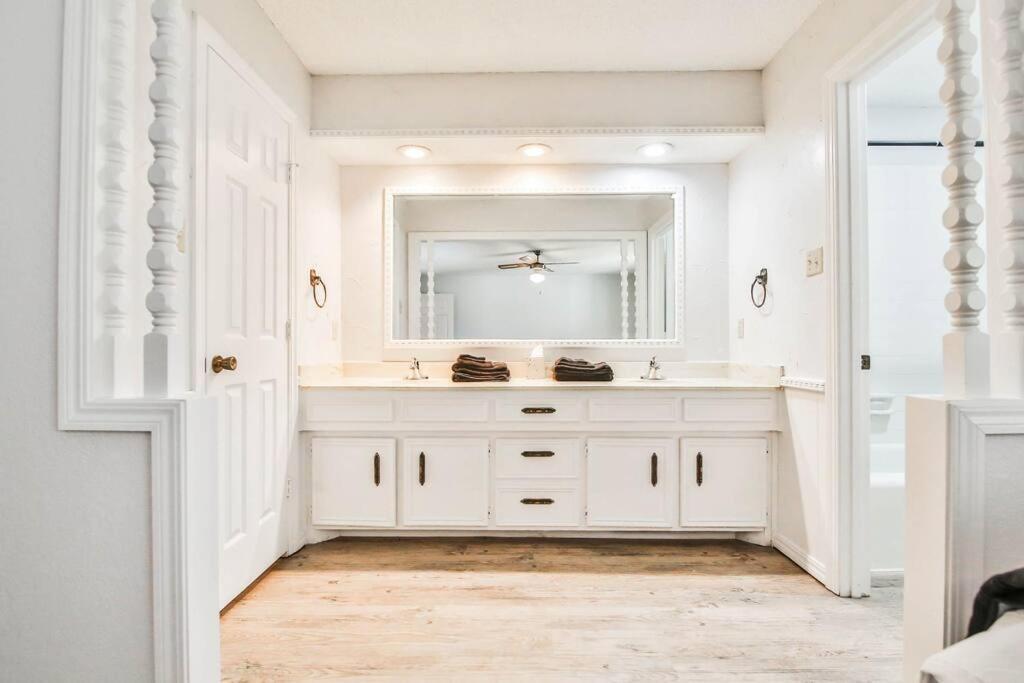 Hot Tub, Privacy, Sleeps 11 & Tons Of Space! Лаббок Экстерьер фото