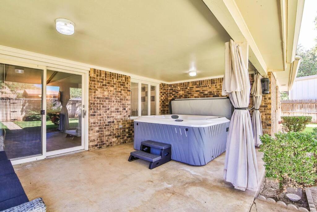 Hot Tub, Privacy, Sleeps 11 & Tons Of Space! Лаббок Экстерьер фото
